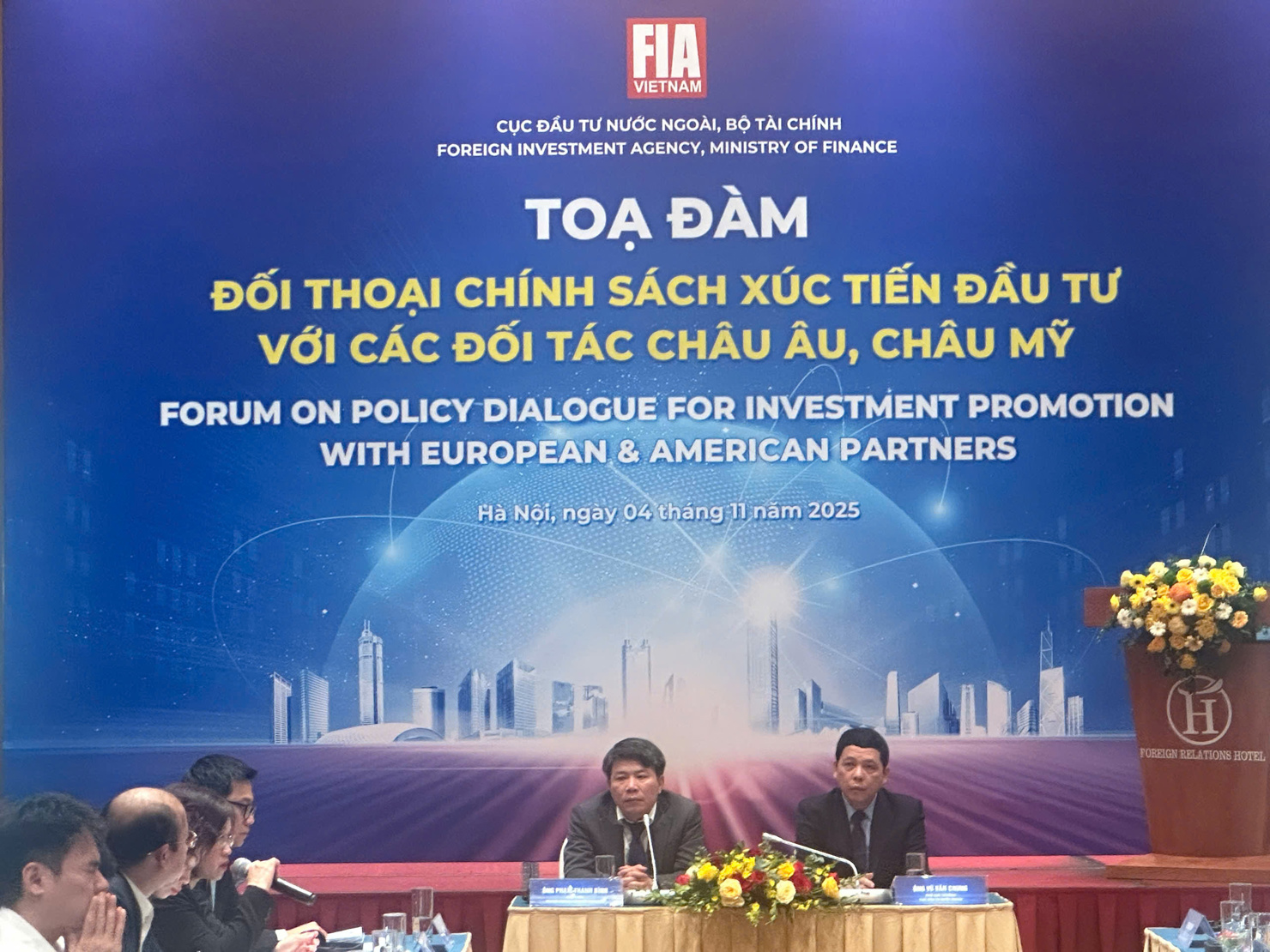 Tọa đàm, đối thoại chính sách xúc tiến đầu tư với các đối tác châu Âu và châu Mỹ.