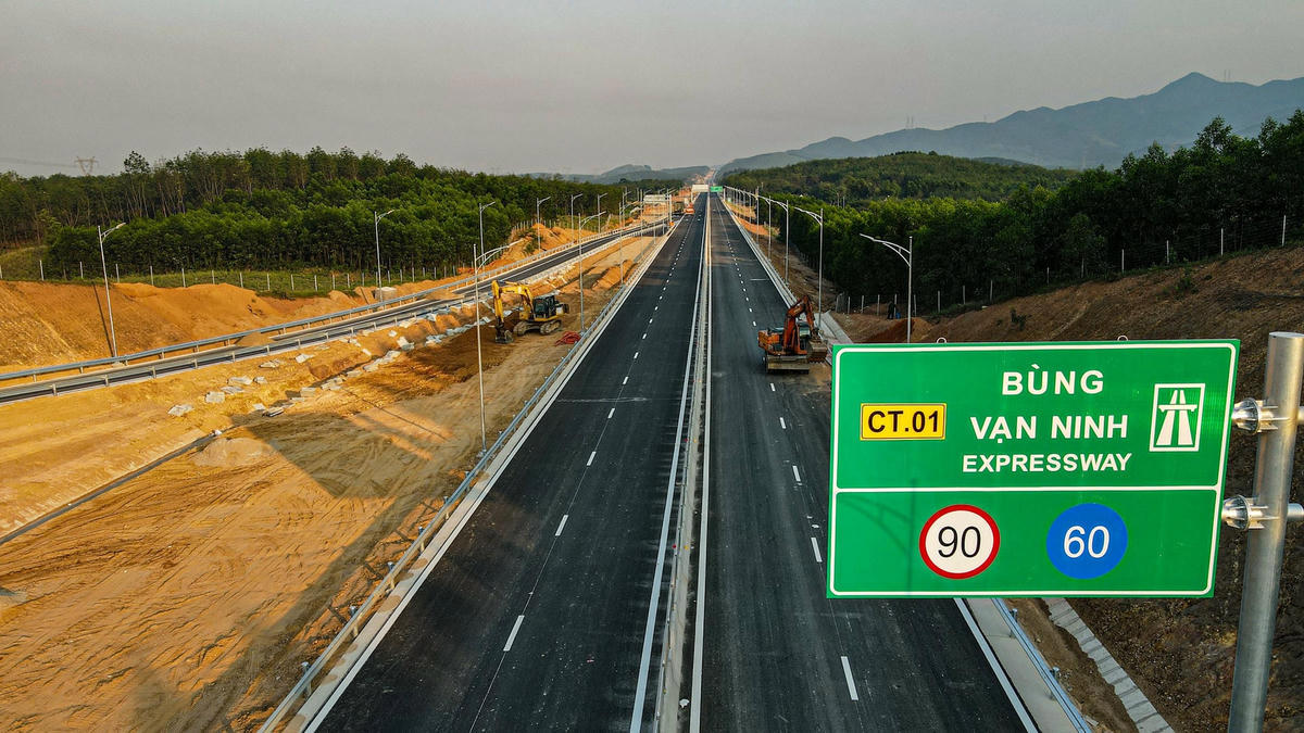 Một đoạn trên tuyến cao tốc Bùng - Vạn Ninh được thông xe kỹ thuật chào mừng 50 năm Ngày Giải phóng miền Nam.