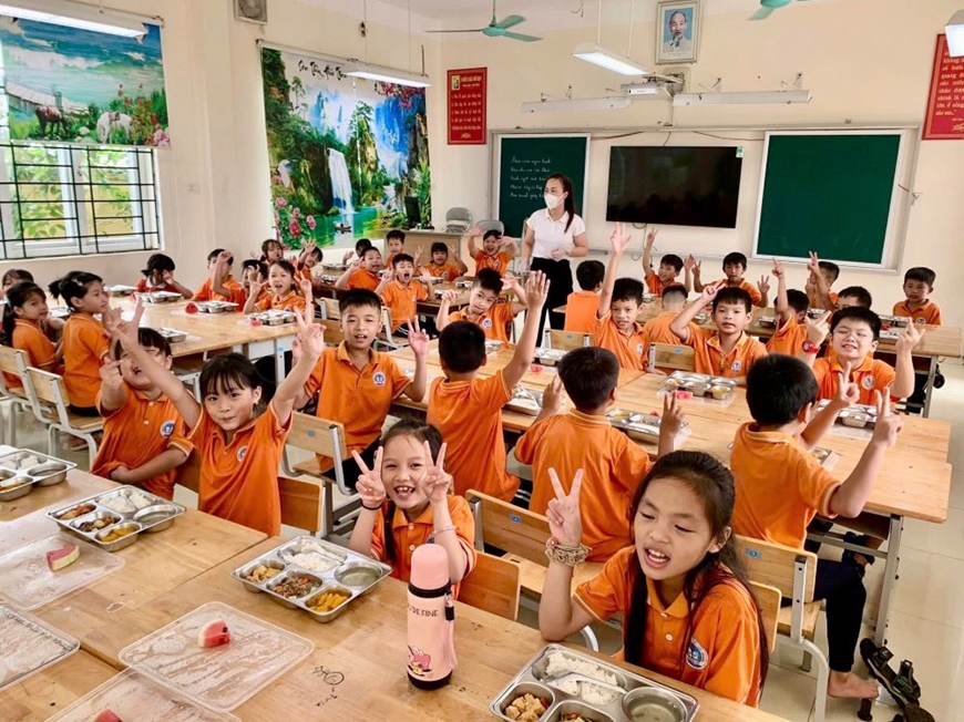 Bữa cơm bán trú tại Trường Tiểu học Bạch Hạ, xã Đại Xuyên (Hà Nội).