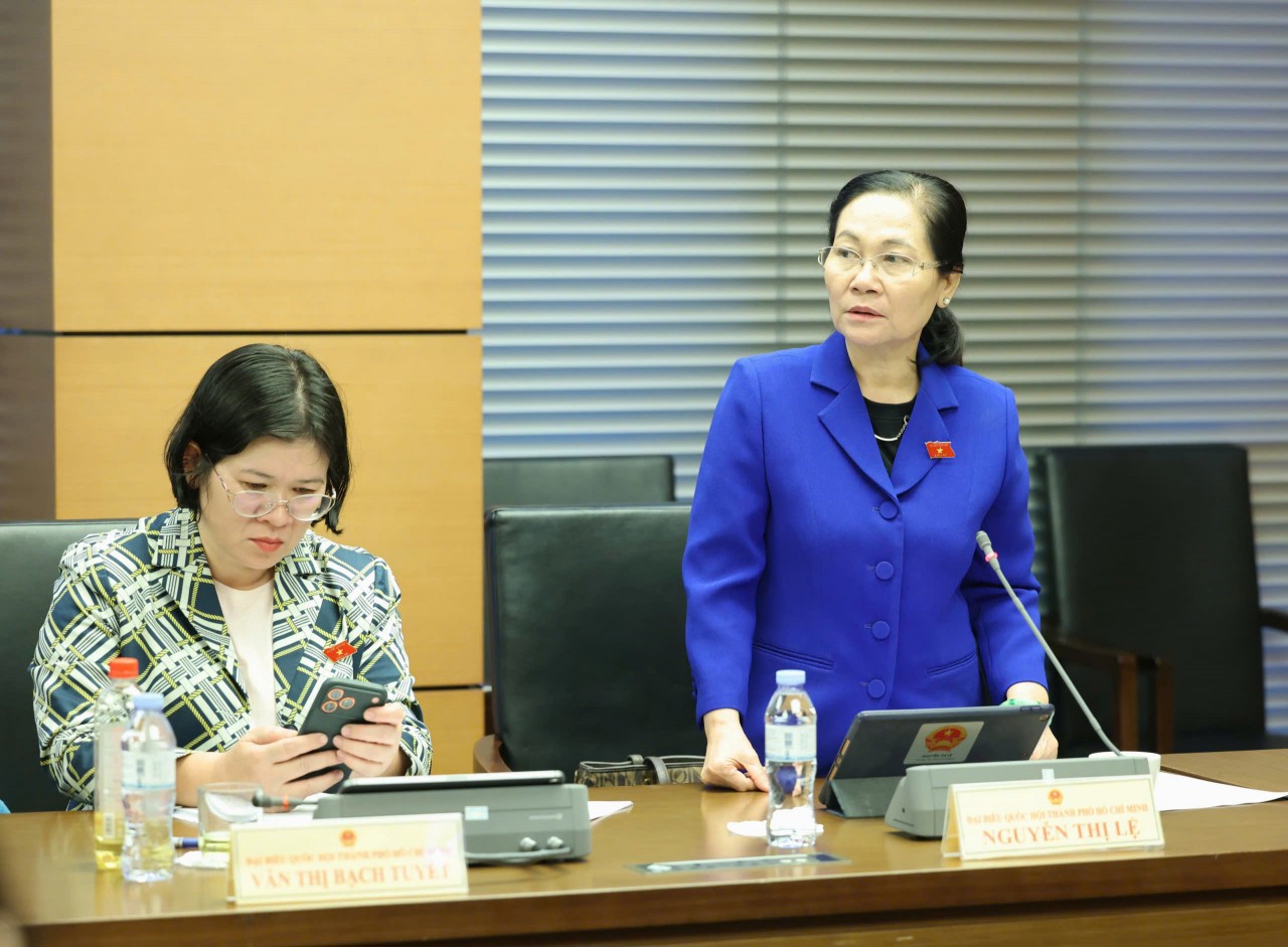 Đại biểu Nguyễn Thị Lệ - Đoàn TP. Hồ Chí Minh phát biểu thảo luận.