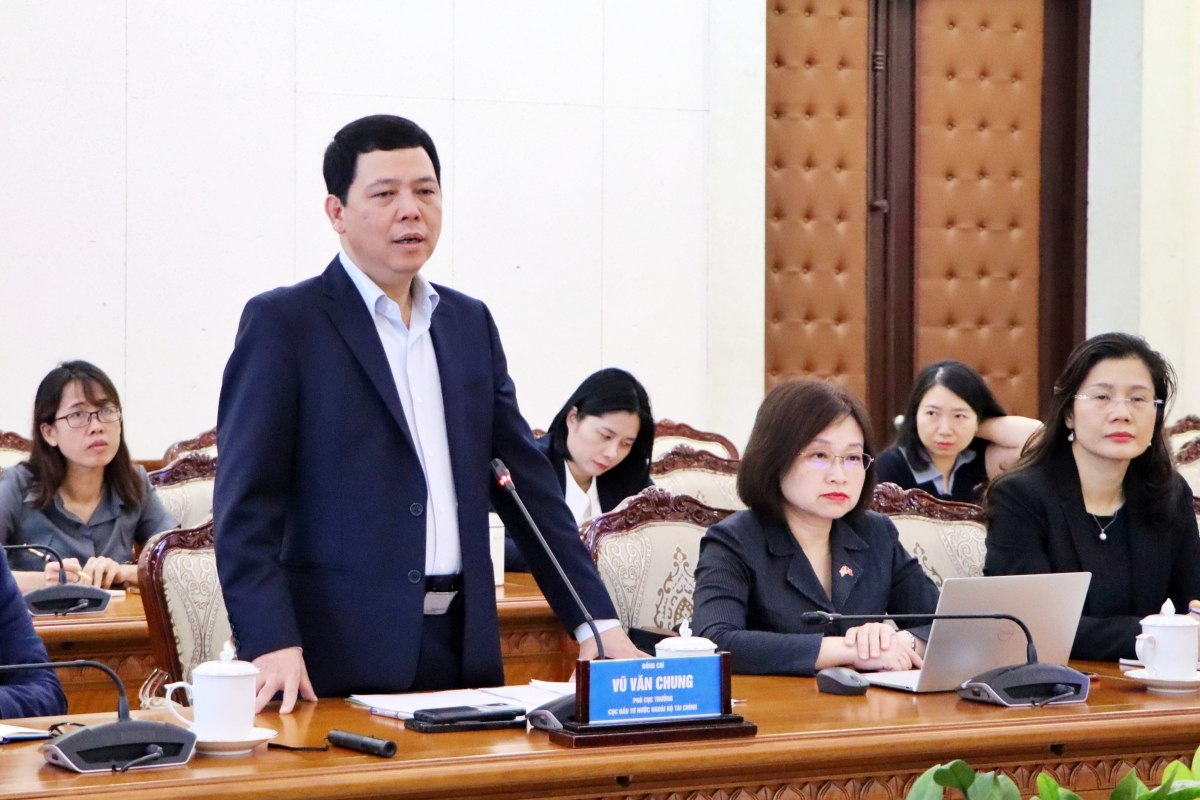 Ông Vũ Văn Chung - Phó Cục trưởng Cục Đầu tư nước ngoài (Bộ Tài chính) phát biểu tại buổi làm việc