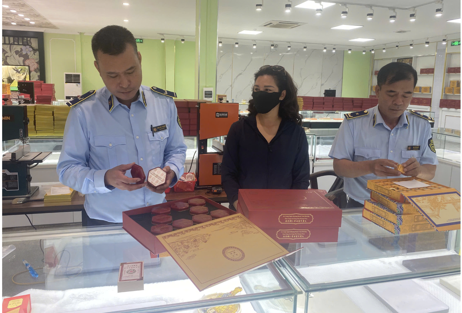 Đội Quản lý thị trường số 1 kiểm tra Địa điểm kinh doanh Tuần Châu - Công ty TNHH Đồng nhân đường Nam Dương.