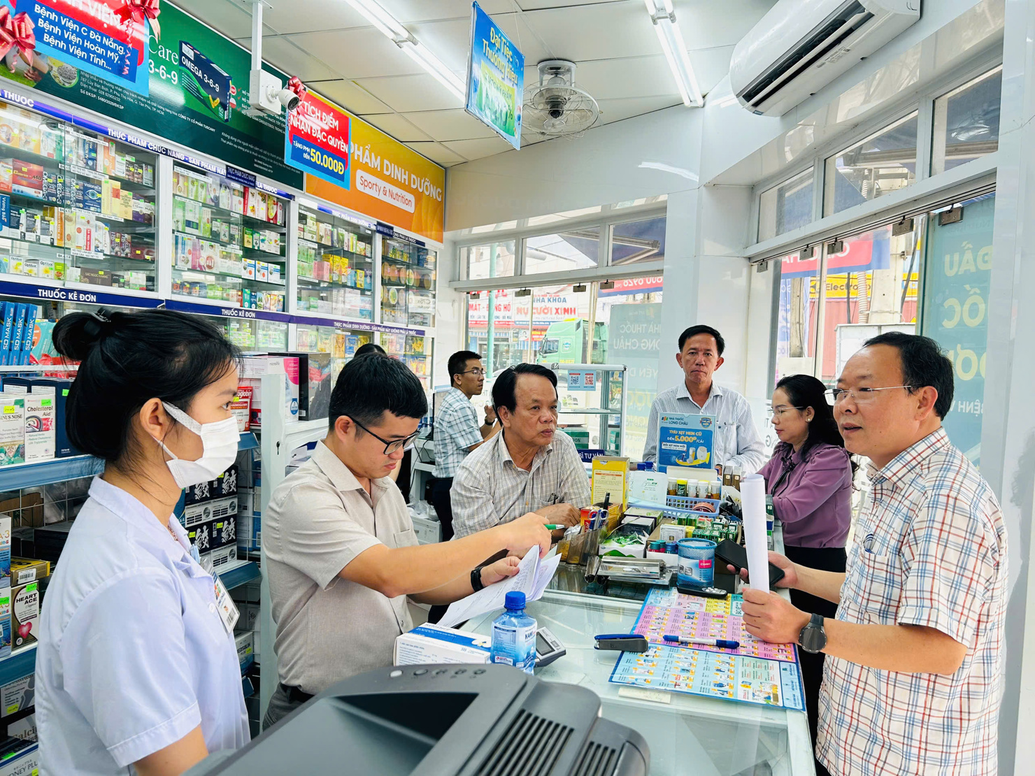 Đoàn công tác kiểm tra tại các cơ sở kinh doanh dược, thực phẩm, mỹ phẩm trên địa bàn tỉnh Quảng Trị.