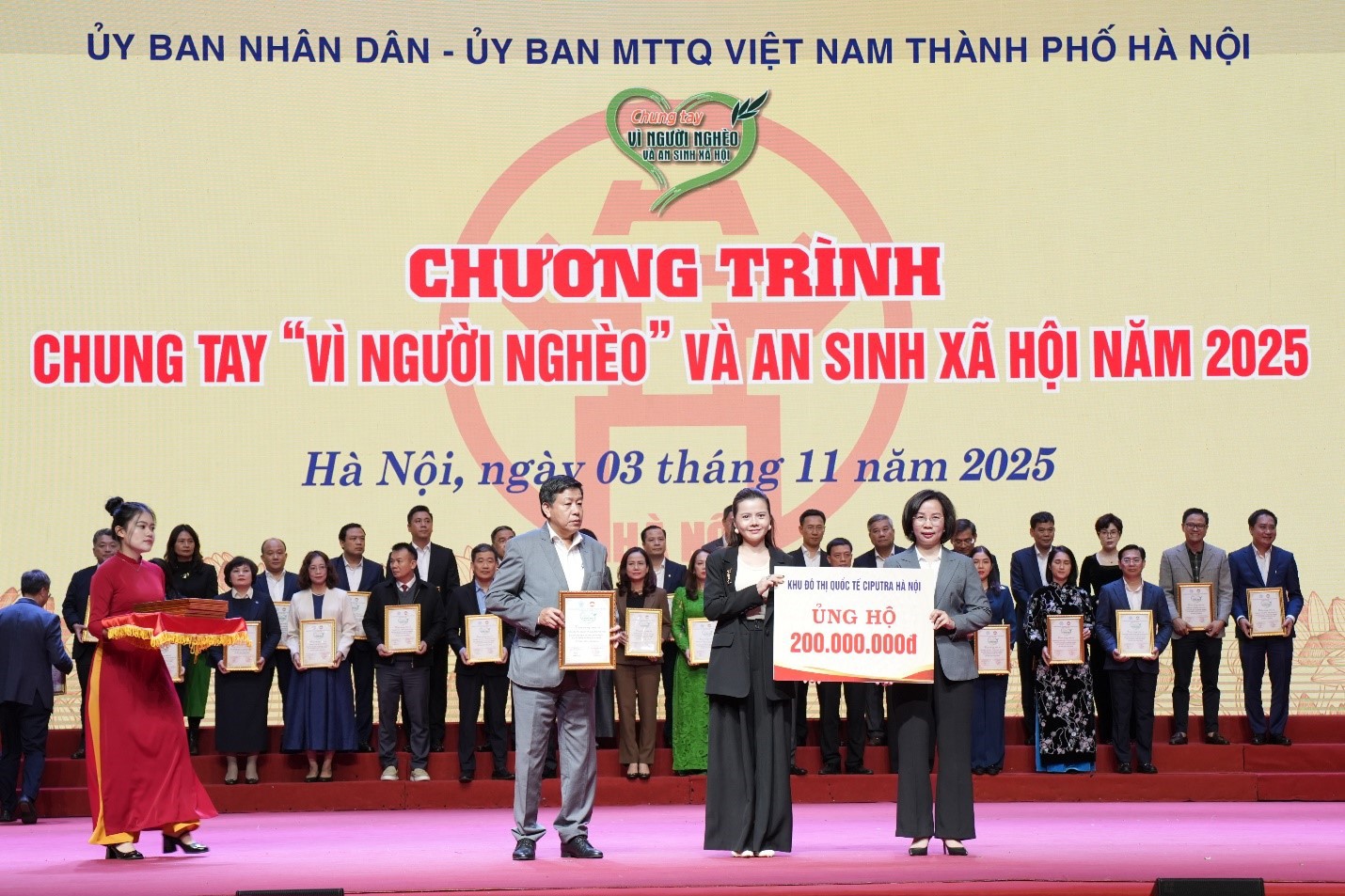 Bà Nguyễn Minh Hằng, Trưởng phòng Truyền thông Khu đô thị quốc tế Ciputra Hanoi lên sân khấu trao ủng hộ Quỹ “Vì người nghèo” Ủy ban MTTQVN TP Hà nội phát động năm 2025.