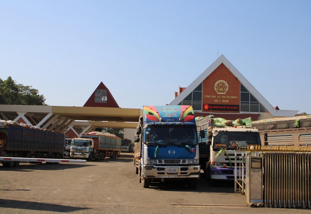 Hoạt động giao thương tại cửa khẩu quốc tế Xa Mát. Ảnh: T.D