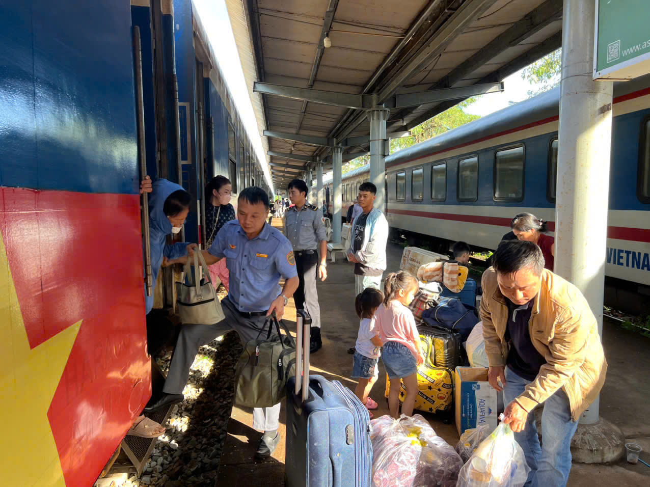 Khoảng 1.500 hành khách bị ảnh hưởng do bão số 13.