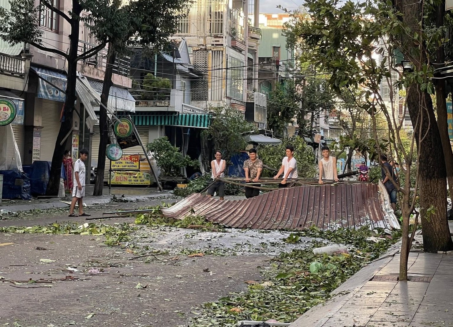 Người dân Quy Nhơn chung tay dọn dẹp, khắc phục sau bão.