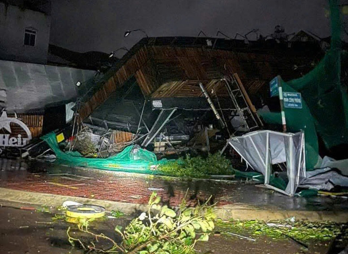 Một nhà dân ở Gia Lai bị đổ sập do bão số 13.