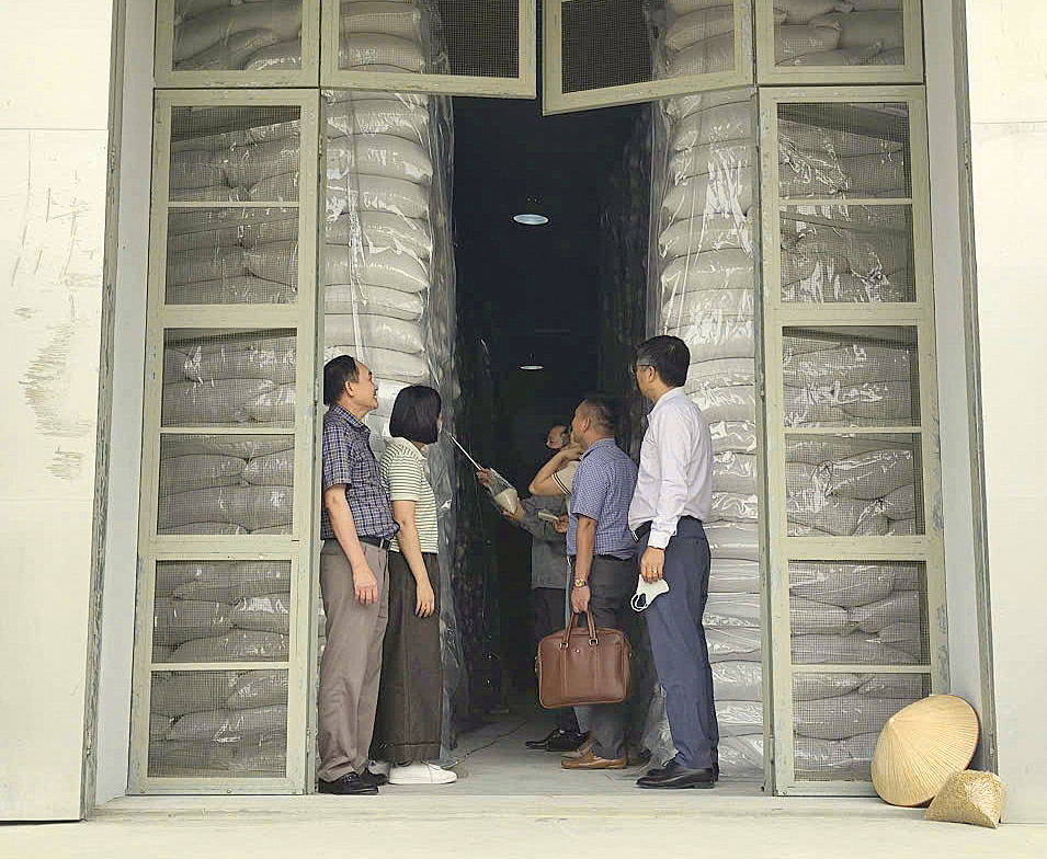 Chi cục DTNN khu vực VII luôn chú trọng bảo quản lương thực nhập kho DTQG đảm bảo an toàn, chất lượng.