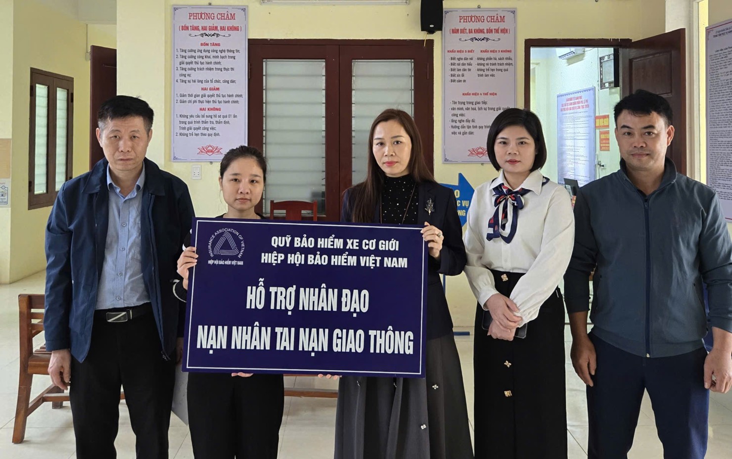 Đại diện Quỹ Bảo hiểm xe cơ giới trao hỗ trợ nhân đạo cho gia đình nạn nhân không may tử vong do tai nạn giao thông.