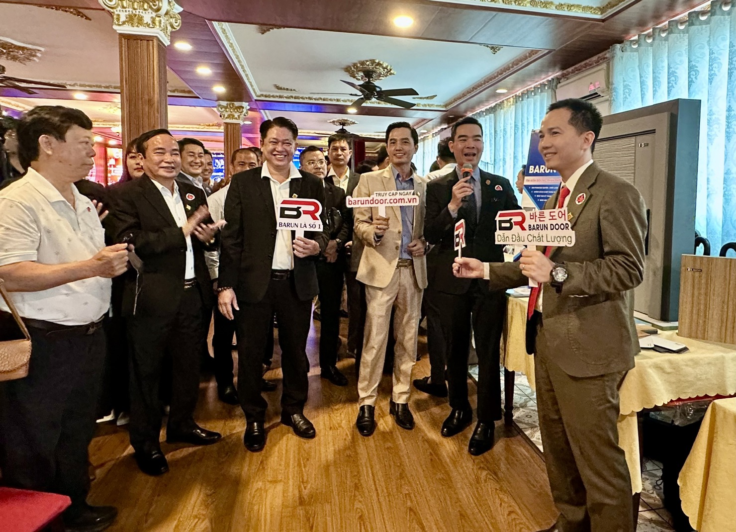 Các doanh nhân chia sẻ, giao thương tại sự kiện. Ảnh: T.H