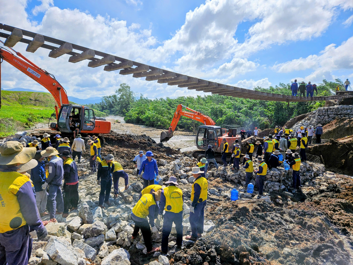 Tổng Công ty Đường sắt Việt Nam tổ chức khắc phục đoạn đường ray bị sạt lở sâu do ảnh hưởng của bão số 13.