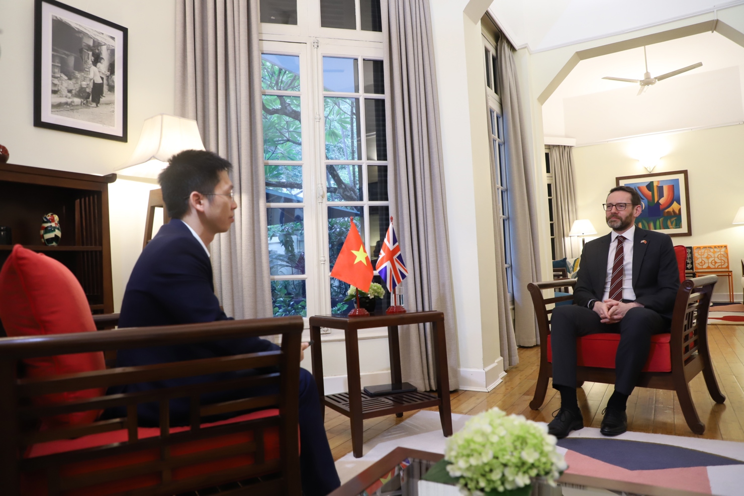 Ông Iain Frew -  Đại sứ Vương quốc Anh trả lời phỏng vấn của phóng viên Tạp chí Kinh tế- Tài chính.