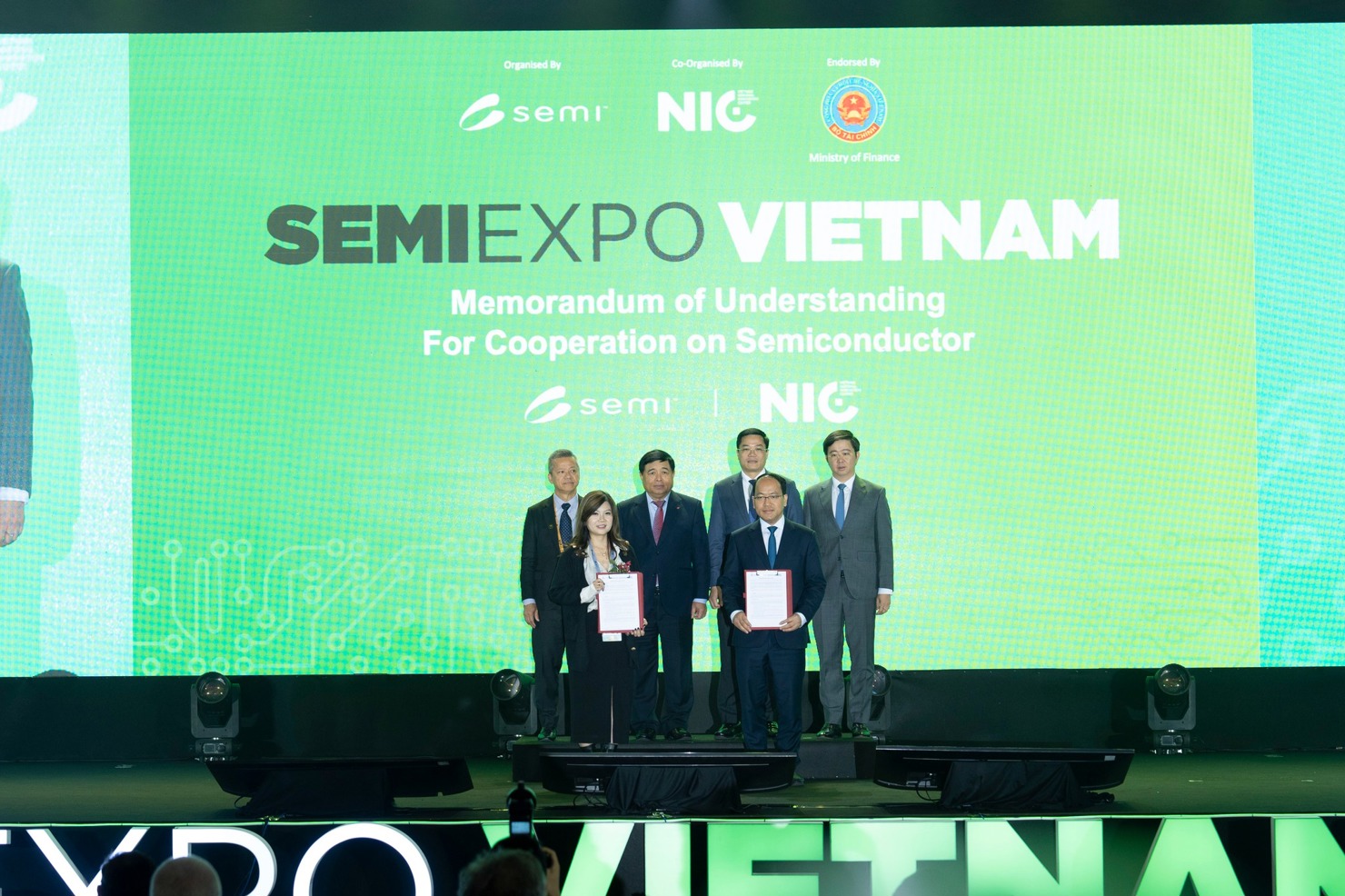 Trung tâm Đổi mới sáng tạo Quốc gia (NIC) của Việt Nam ký kết thỏa thuận hợp tác với Hiệp hội bán dẫn Đông Nam Á (SEMI SEA). 