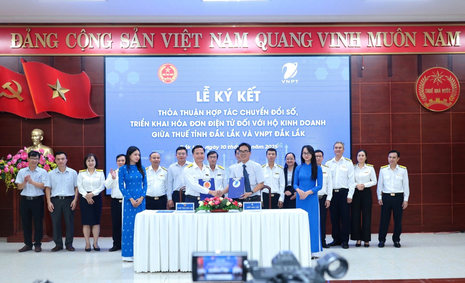 Thuế tỉnh Đắk Lắk và VNPT Đắk Lắk ký kết chuyển đổi số tạo thuận lợi cho hộ kinh doanh. Ảnh: CT