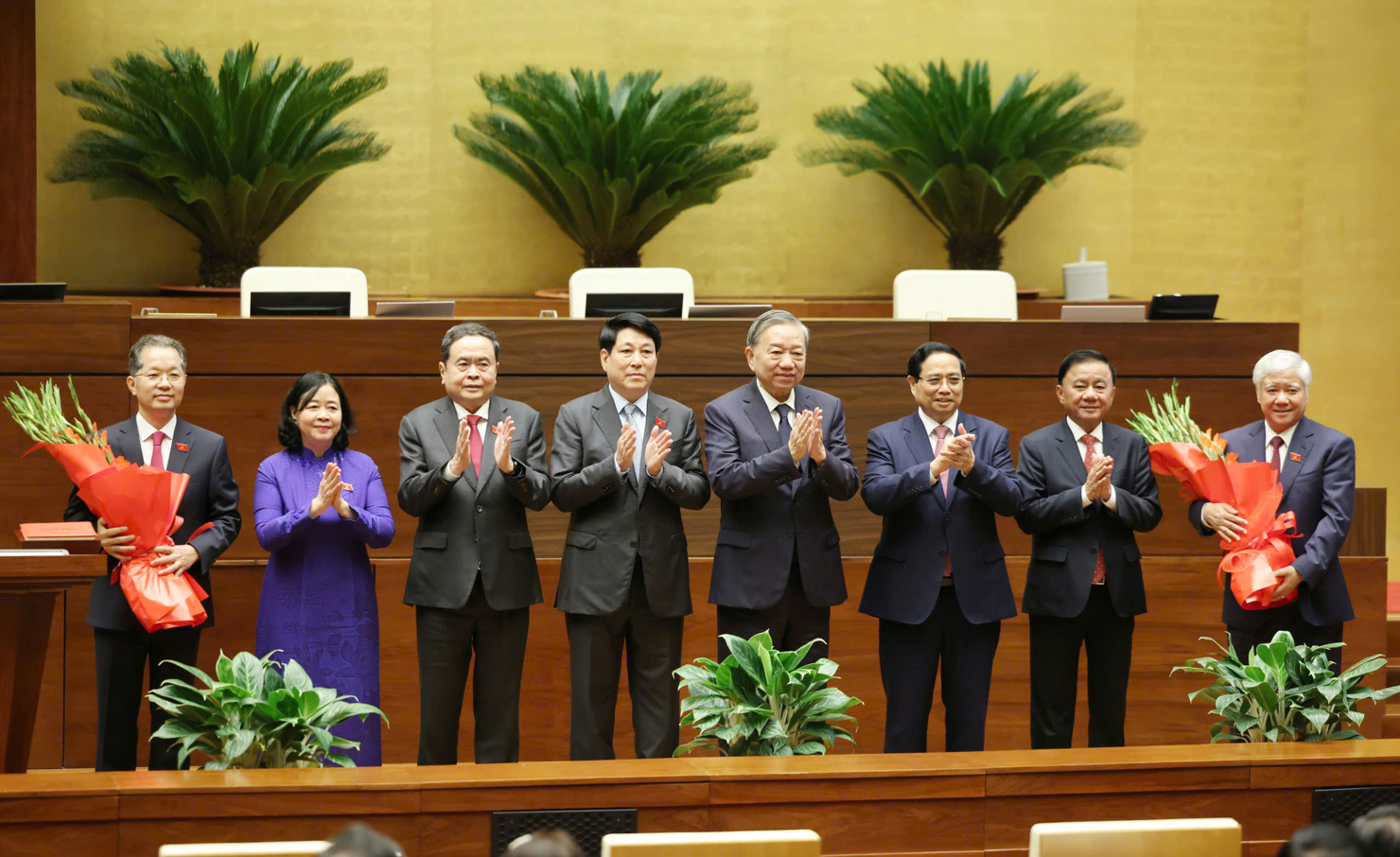 Lãnh đạo Đảng, Nhà nước tặng hoa chúc mừng tân Phó Chủ tịch Quốc hội Đỗ Văn Chiến (ngoài cùng bên phải) và tân Chánh án Toà án nhân dân tối cao Nguyễn Văn Quảng (ngoài cùng bên trái).