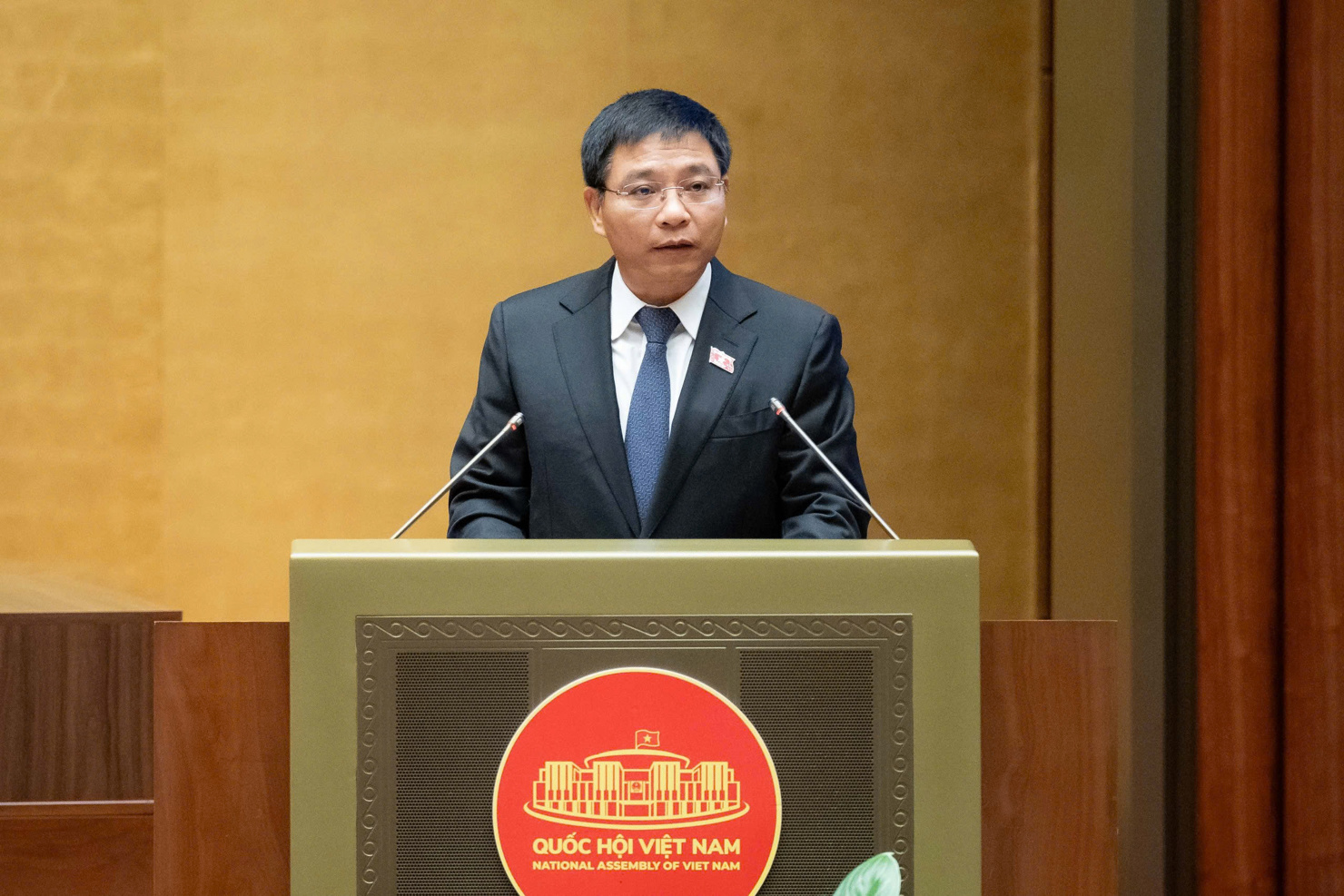 Bộ trưởng Bộ Tài chính Nguyễn Văn Thắng trình bày tờ trình của Chính phủ tại phiên họp.