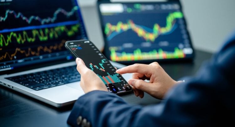 UBCKNN nghiên cứu, áp dụng có lộ trình cho phép vay và cho vay chứng khoán, bán khống có kiểm soát thông qua cơ chế giao dịch chứng khoán chờ về, giao dịch trong ngày.