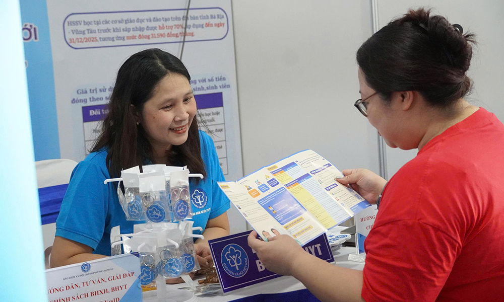 Tuyên truyền vận động người dân tham gia BHXH, BHYT.