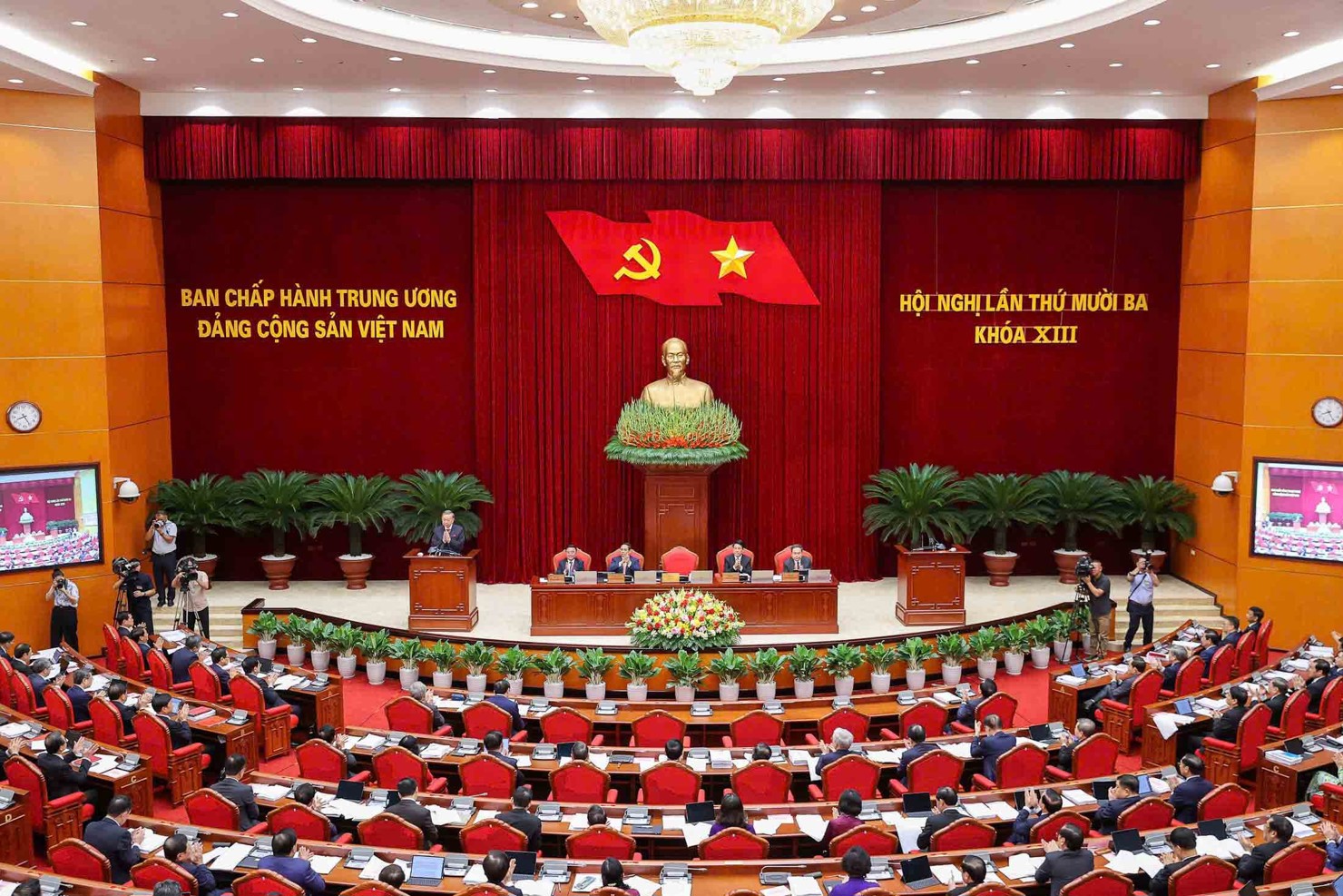 Tại Hội nghị lần thứ 13, khóa XIII, Trung ương Đảng đã giao Bộ Chính trị hoàn thiện dự thảo văn kiện, gửi lấy ý kiến Nhân dân.