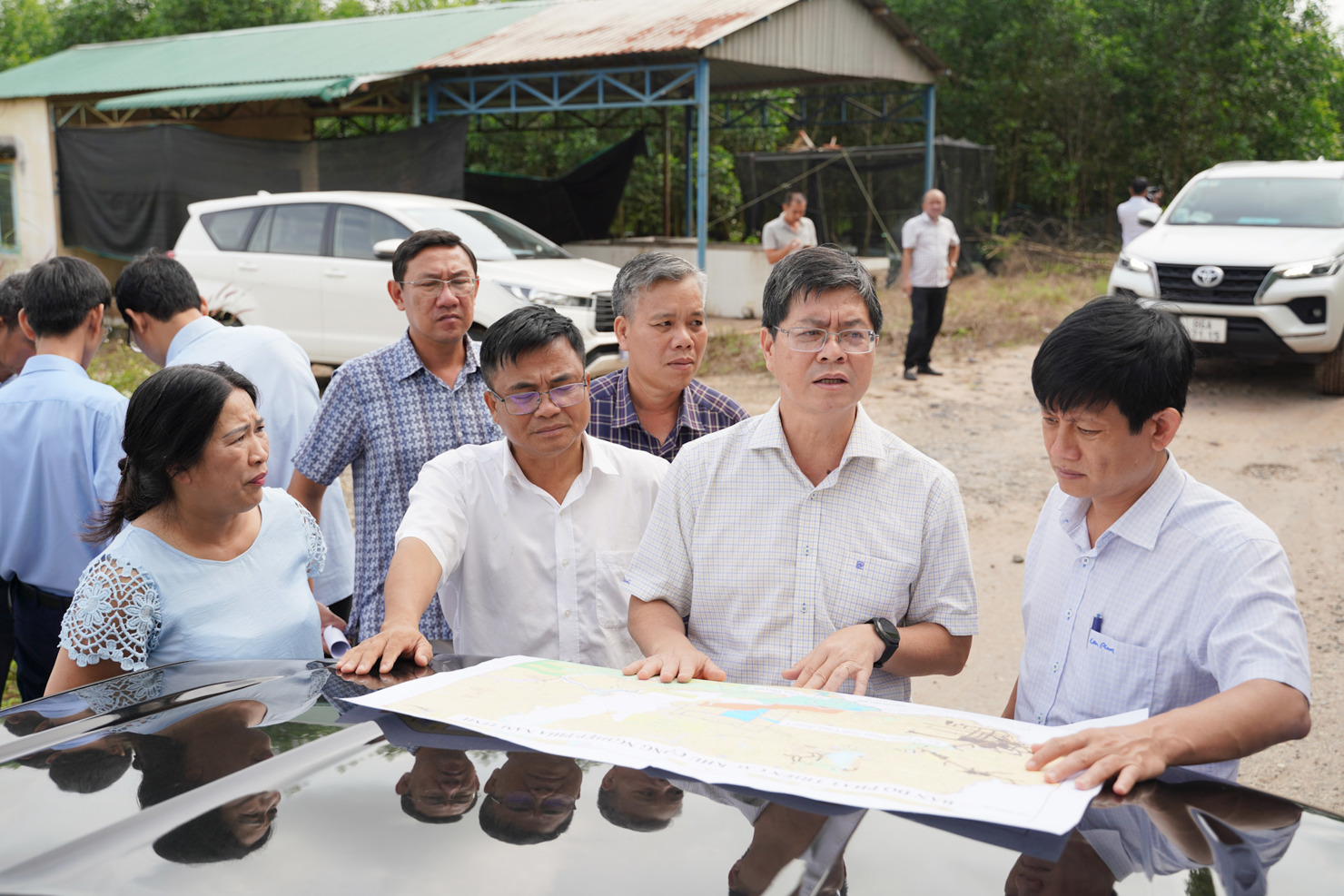 Phó Chủ tịch UBND tỉnh Lâm Đồng Nguyễn Hồng Hải (thứ 2 từ phải sang) khảo sát thực tế một số vị trí định hướng phát triển các khu công nghiệp. Ảnh: T.H