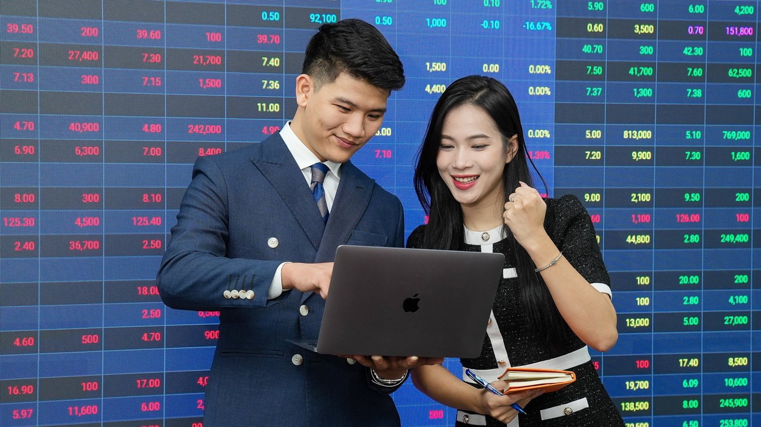 VN-Index hồi phục sau bốn tuần giảm, tiến sát lại vùng 1.640–1.650 điểm. Ảnh ST.