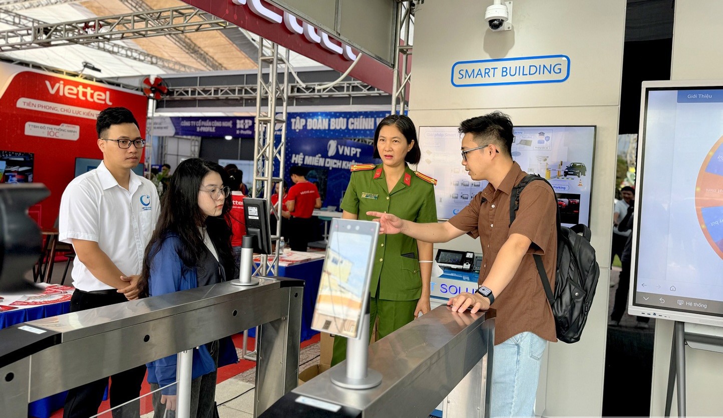 Khánh Hòa đặt mục tiêu 100% thủ tục hành chính đủ điều kiện được công bố trực tuyến toàn trình