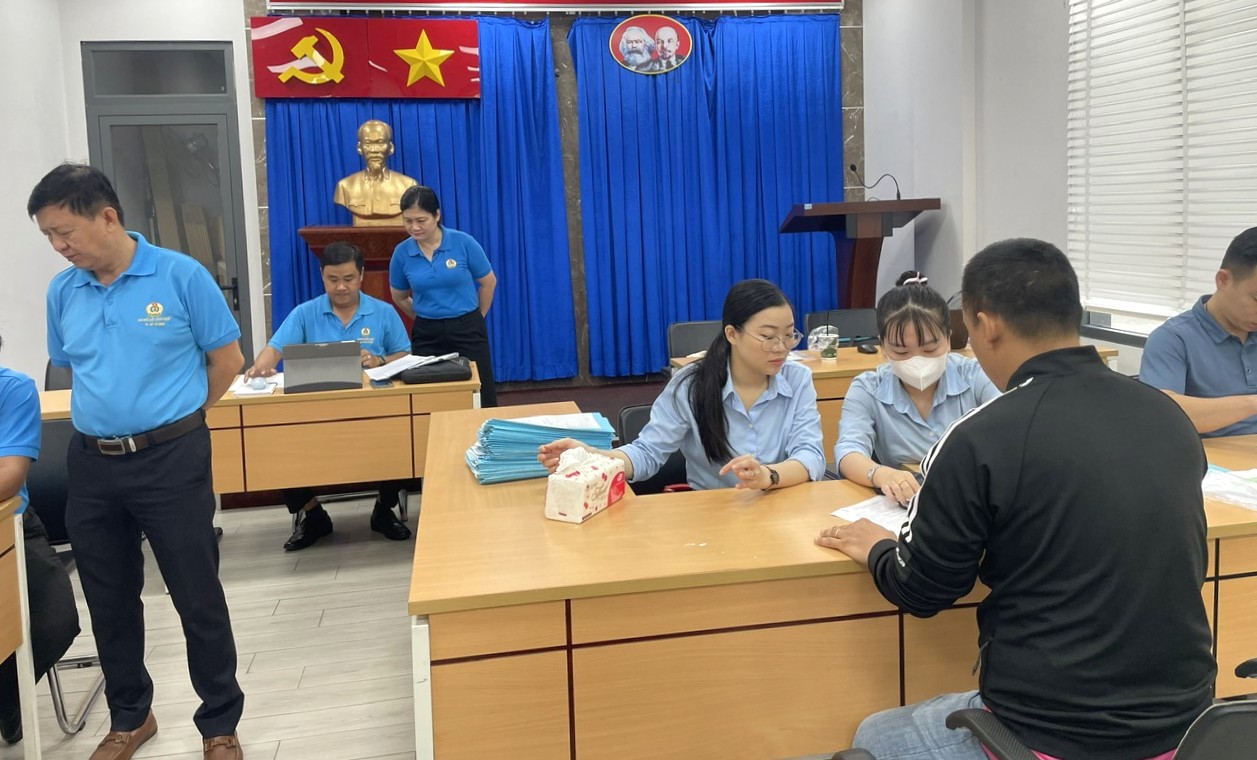 Cán bộ Công đoàn và cơ quan chức năng hướng dẫn người lao động đòi lương, BHXH. Ảnh: Phạm Thọ