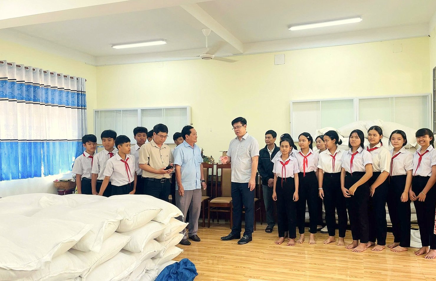 Ông Nguyễn Minh Trí - Chi cục trưởng Chi cục DTNN khu vực II kiểm tra công tác xuất cấp gạo hỗ trợ học sinh tại Trường Phổ thông dân tộc nội trú THCS Bình Long (tỉnh Đồng Nai).