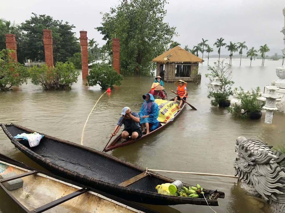 Bão lũ ở miền Trung gây thiệt hại nặng nề cho người dân. Ảnh: CTV