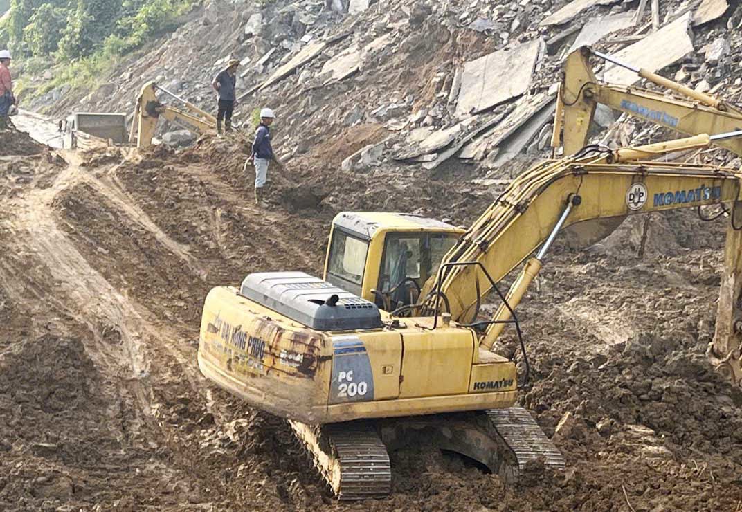 Ban Quản lý dự án 4 huy động nhân lực, máy móc khôi phục Quốc lộ 14E sau mưa bão.