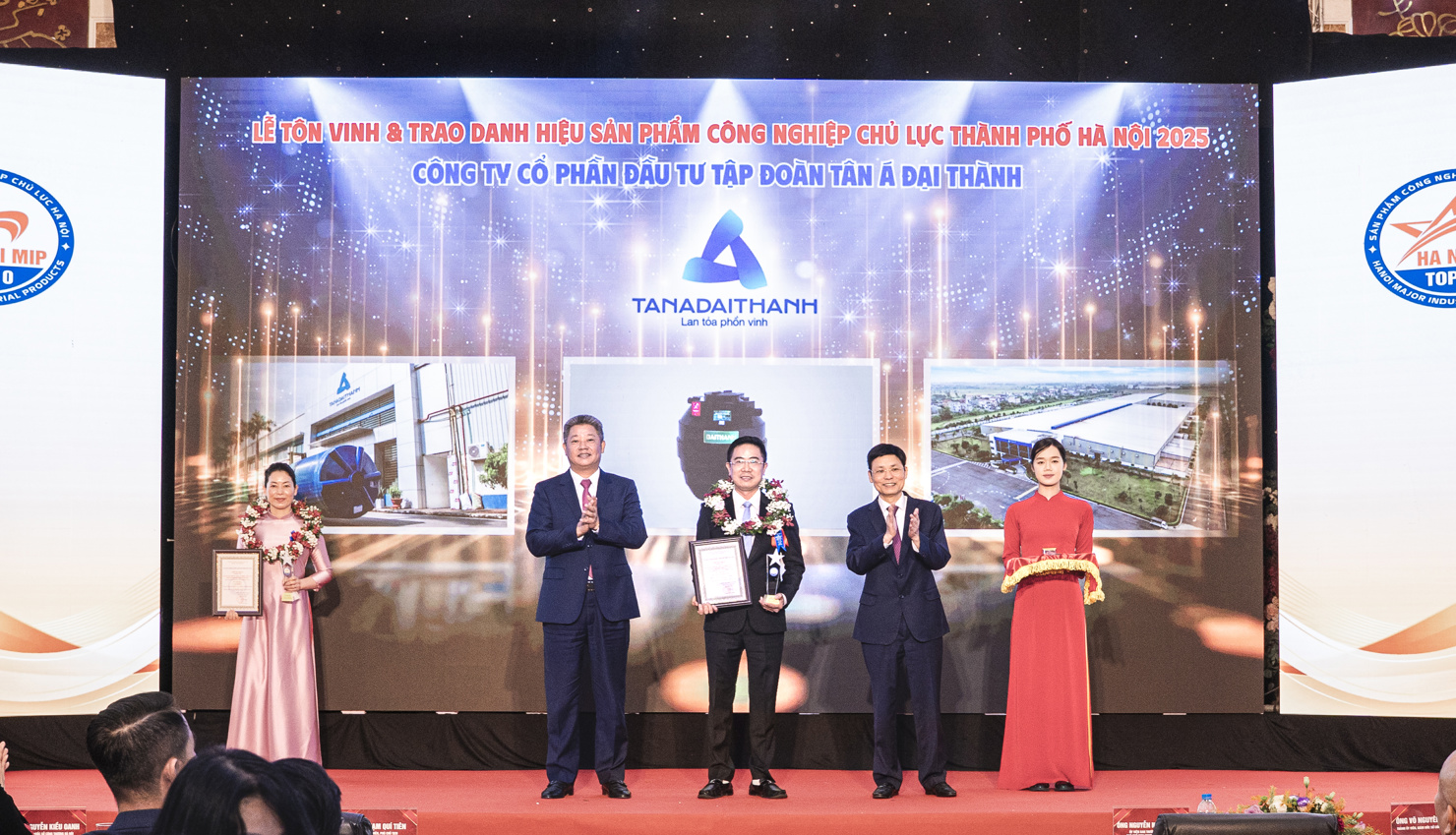 Ông Trương Công Phong - Tổng Giám đốc Tổng công ty Tân Á Đại Thành Công nghiệp đại diện Tập đoàn nhận giải thưởng.