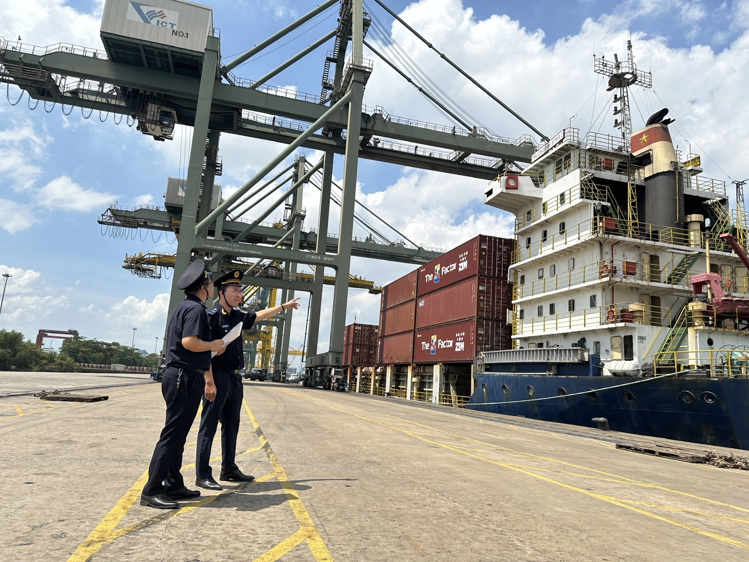 TP. Hồ Chí Minh sẽ cắt giảm 30% thủ tục hành chính, tạo thuận lợi nuôi dưỡng nguồn thu từ xuất nhập khẩu. Ảnh: T.H