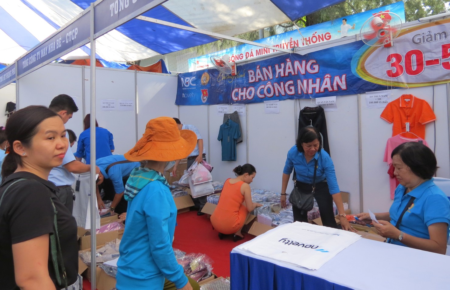 Tổ chức gian hàng giảm giá dịp Tết để công nhân mua sắm. Ảnh: Phạm Thọ