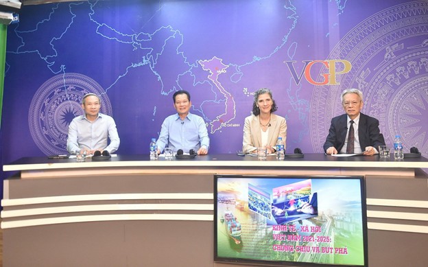 Các chuyên gia và khách mời tại Tọa đàm “Kinh tế - xã hội Việt Nam 2021-2025: Chống chịu và bứt phá”.