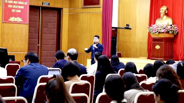 Giảng viên phân tích cụ thể các hình thức tấn công phổ biến qua email, mạng xã hội, và các chiêu trò lừa đảo.