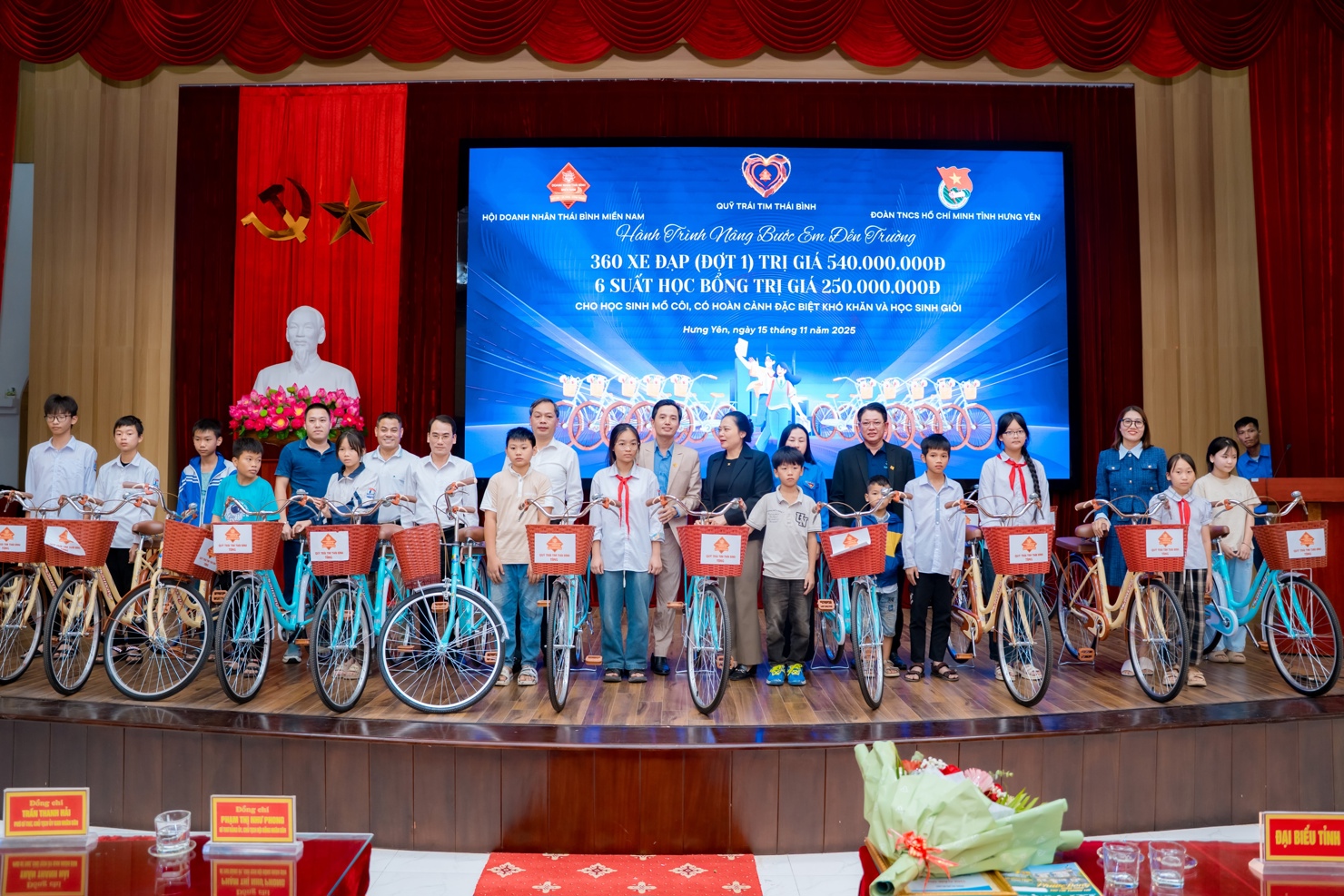 Đại diện Hội doanh nhân Thái Bình miền Nam trao tặng xe đạp cho các em học sinh