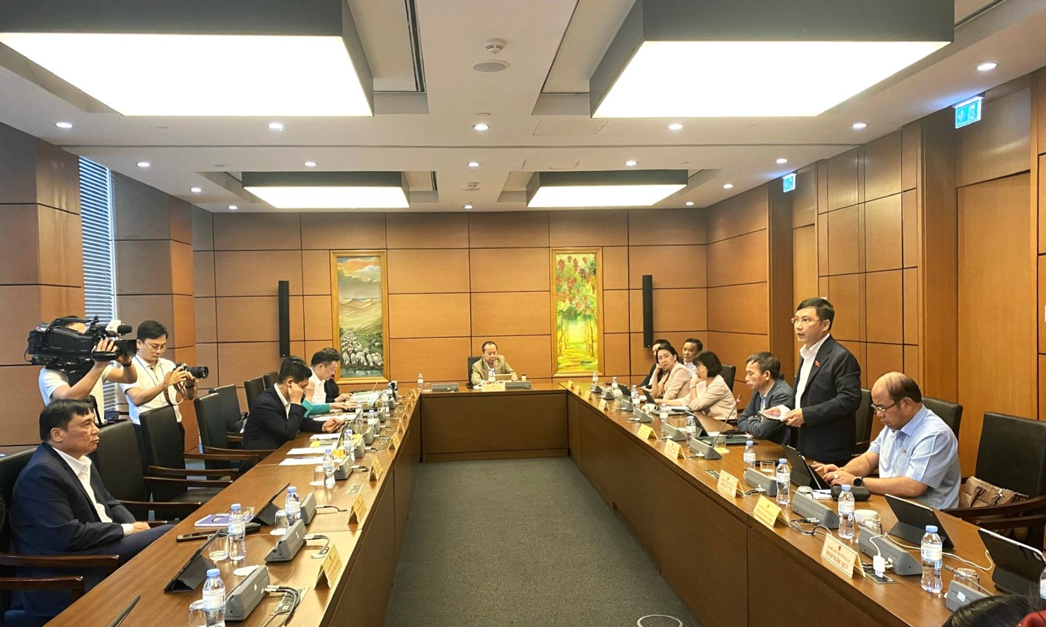 Đại biểu Lê Hoàng Anh - Đoàn Đại biểu Quốc hội tỉnh Gia Lai thảo luận tại tổ.