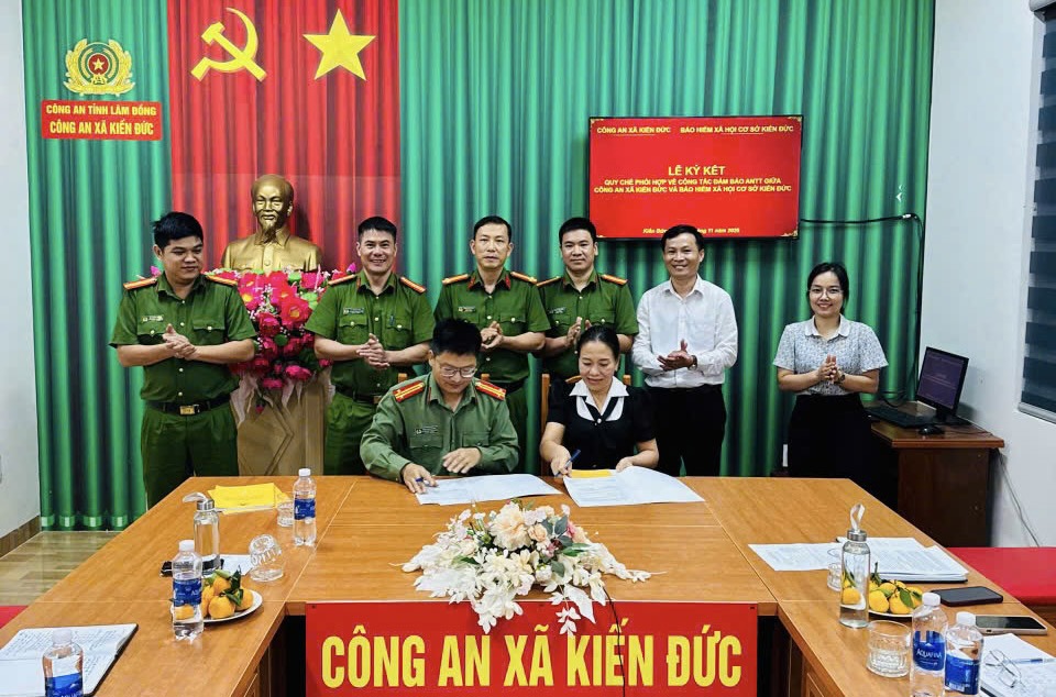 Công an xã Kiến Đức và BHXH cơ sở Kiến Đức, tỉnh Lâm Đồng ký quy chế phối hợp. Ảnh: BHXH cơ sở Kiến Đức