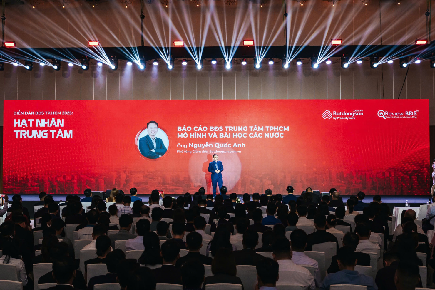 Ông Nguyễn Quốc Anh - Phó Tổng giám đốc Batdongsan.com.vn chia sẻ tại Diễn đàn. Ảnh: BTC