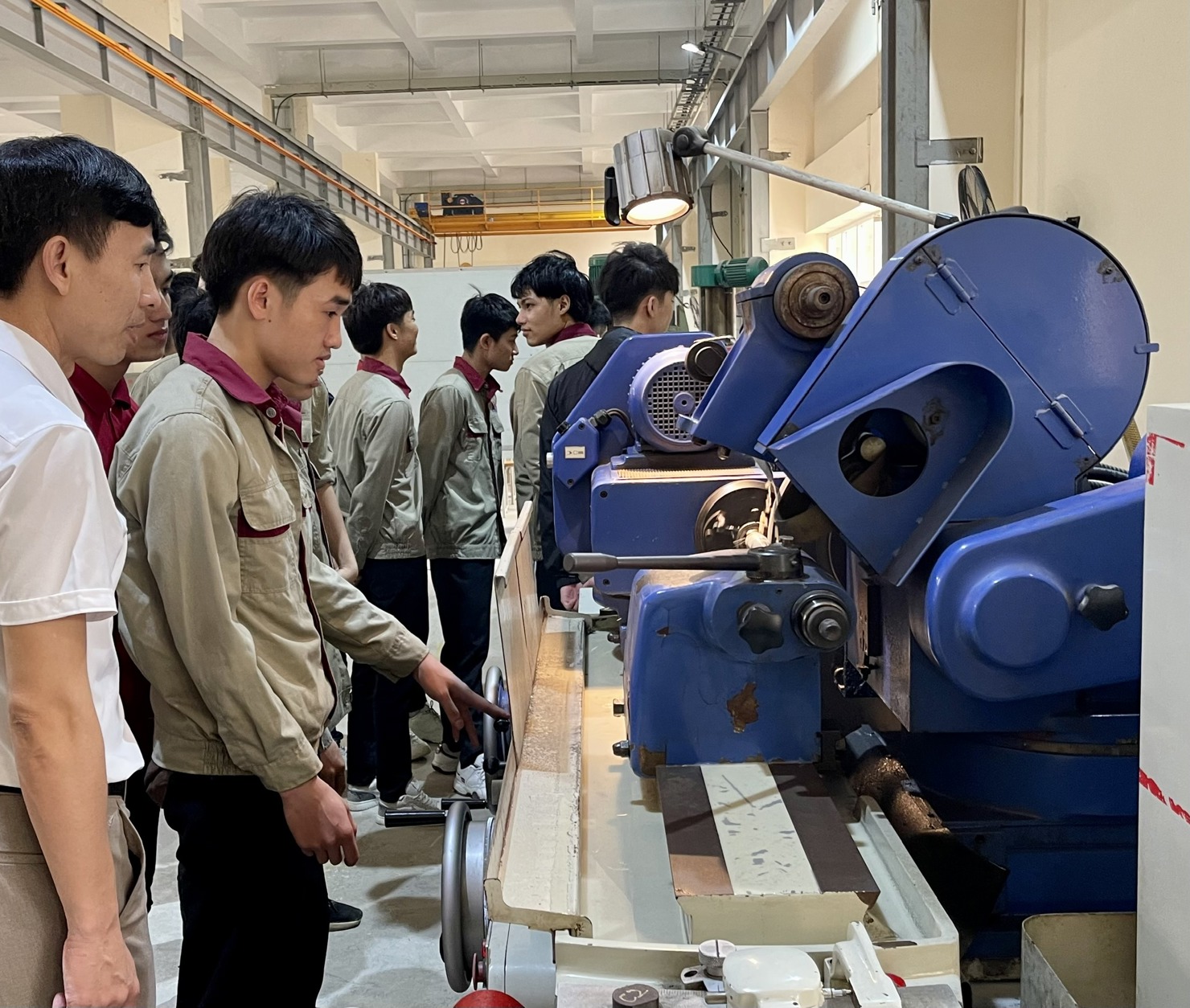 Sinh viên Trường Cao đẳng Công nghệ cao Hà Nội được thực hành trên các thiết bị, máy móc. Ảnh: HD