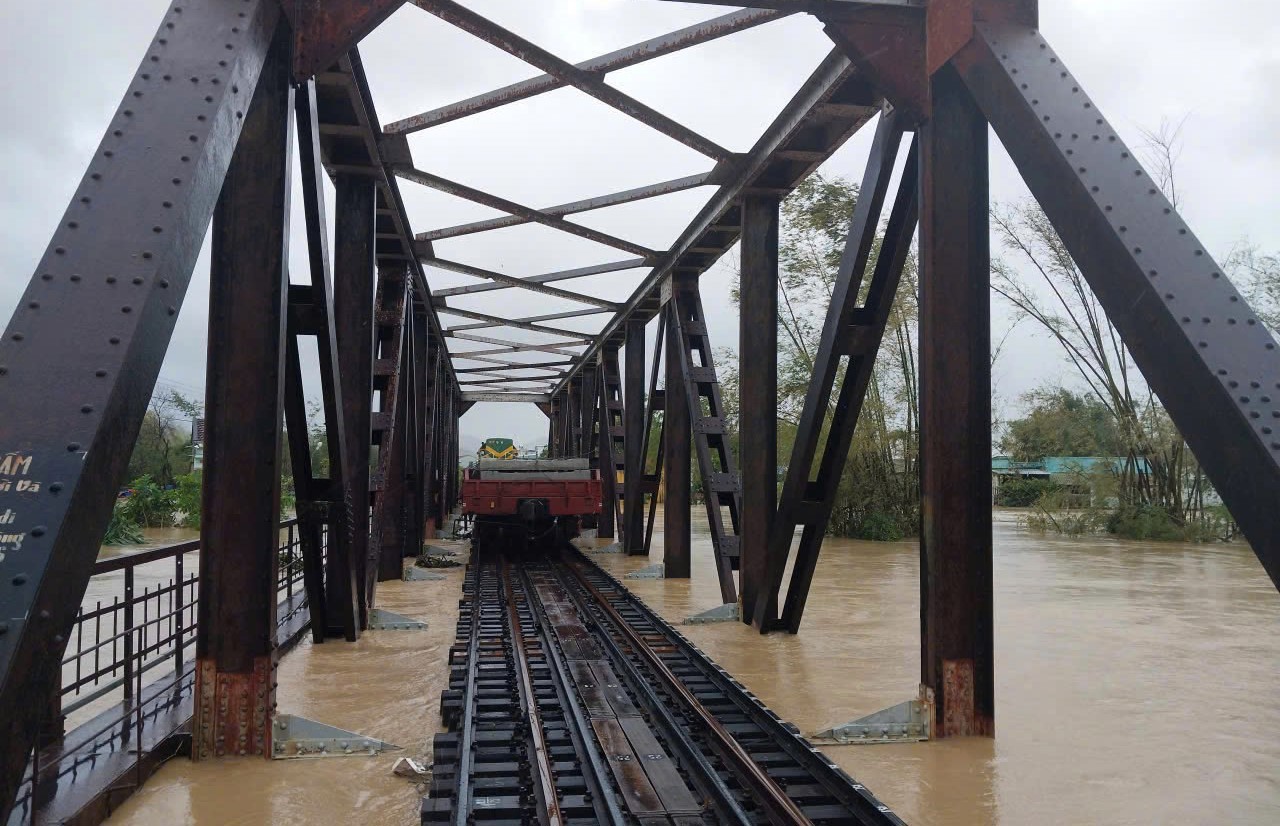 Đường sắt xin lệnh điều tàu gia tải cho cầu Luật Lễ 1 và 2