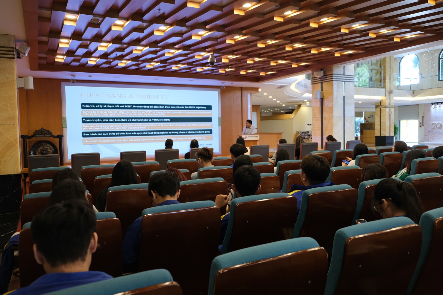 Cán bộ  của HNX hỗ trợ sinh viên tìm hiểu về cơ hội nghề nghiệp trong ngành chứng khoán và tại HNX.