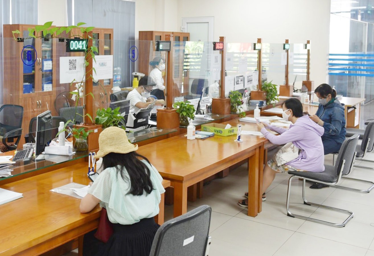 Người lao động làm thủ tục hưởng BHXH tại BHXH TP. Hà Nội