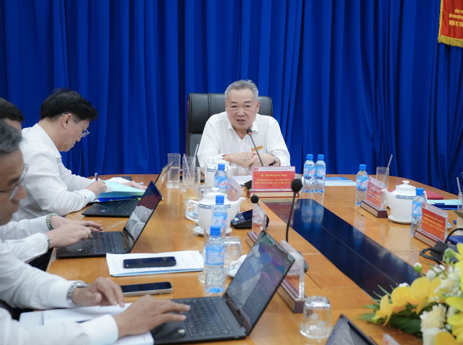 Đồng chí Phạm Quốc Bảo – Bí thư Đảng ủy, Chủ tịch HĐTV EVNHCMC chủ trì buổi làm việc.