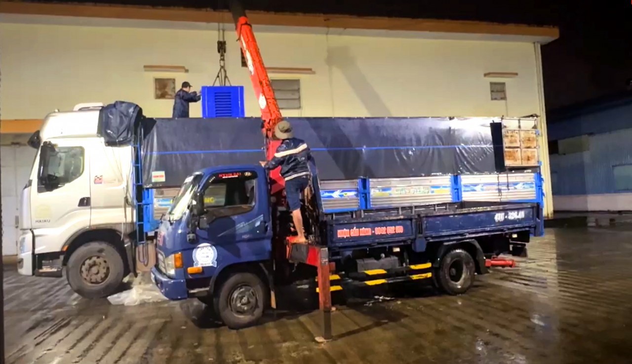 Nhân lực bốc xếp máy phát điện loại 50 KVA tại Điểm kho ĐK1.KV12 Kho Buôn Ma Thuột.