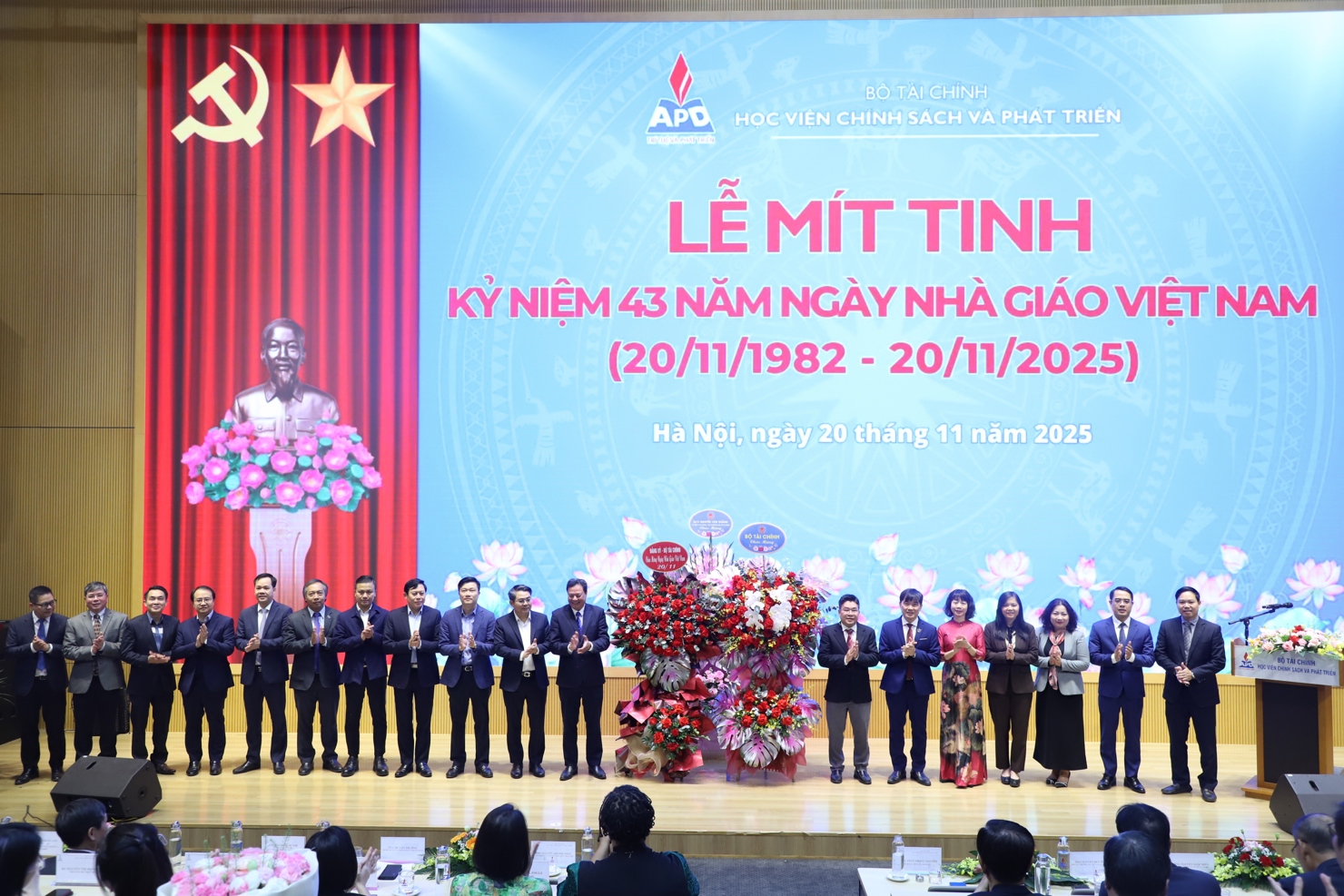 Ông Đỗ Văn Trường - Phó Bí thư chuyên trách Đảng ủy Bộ Tài chính và nhiều lãnh đạo các đơn vị trực thuộc Bộ Tài chính tặng hoa chúc mừng Học viện Chính sách và Phát triển.