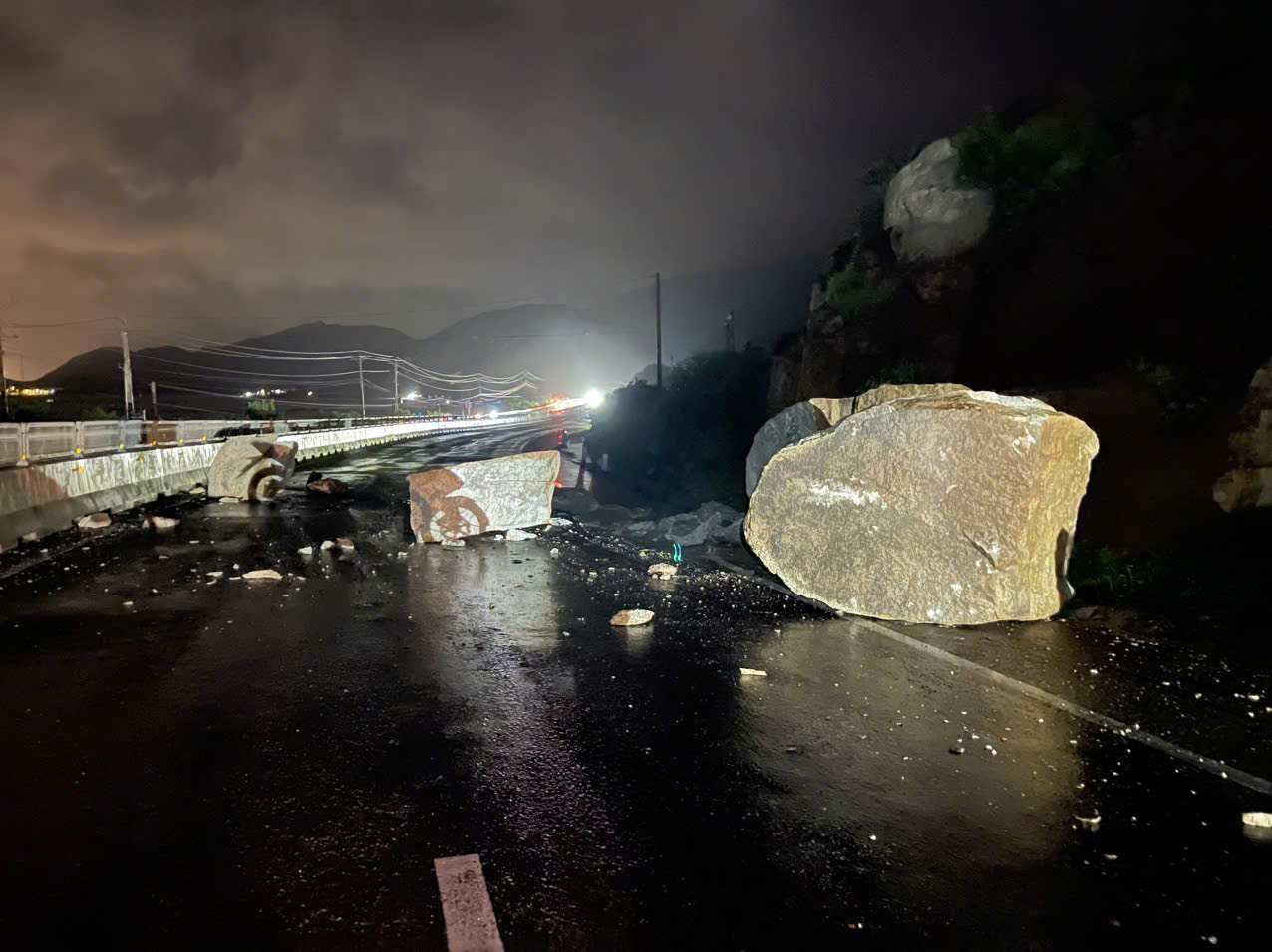 Đất đá từ taluy dương rơi xuống mặt đường tại Km1590 trên Quốc lộ 1.