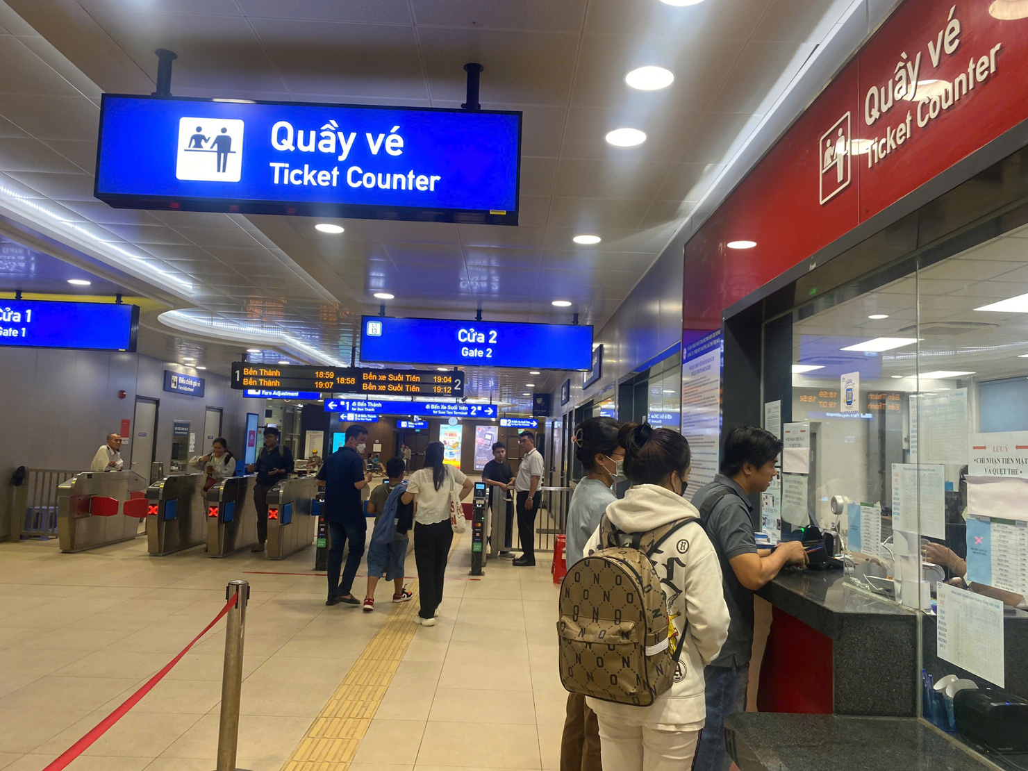 Hành khách mua vé đi tàu tại nhà ga metro số 1 Bến Thành - Suối Tiên. Ảnh: T.D