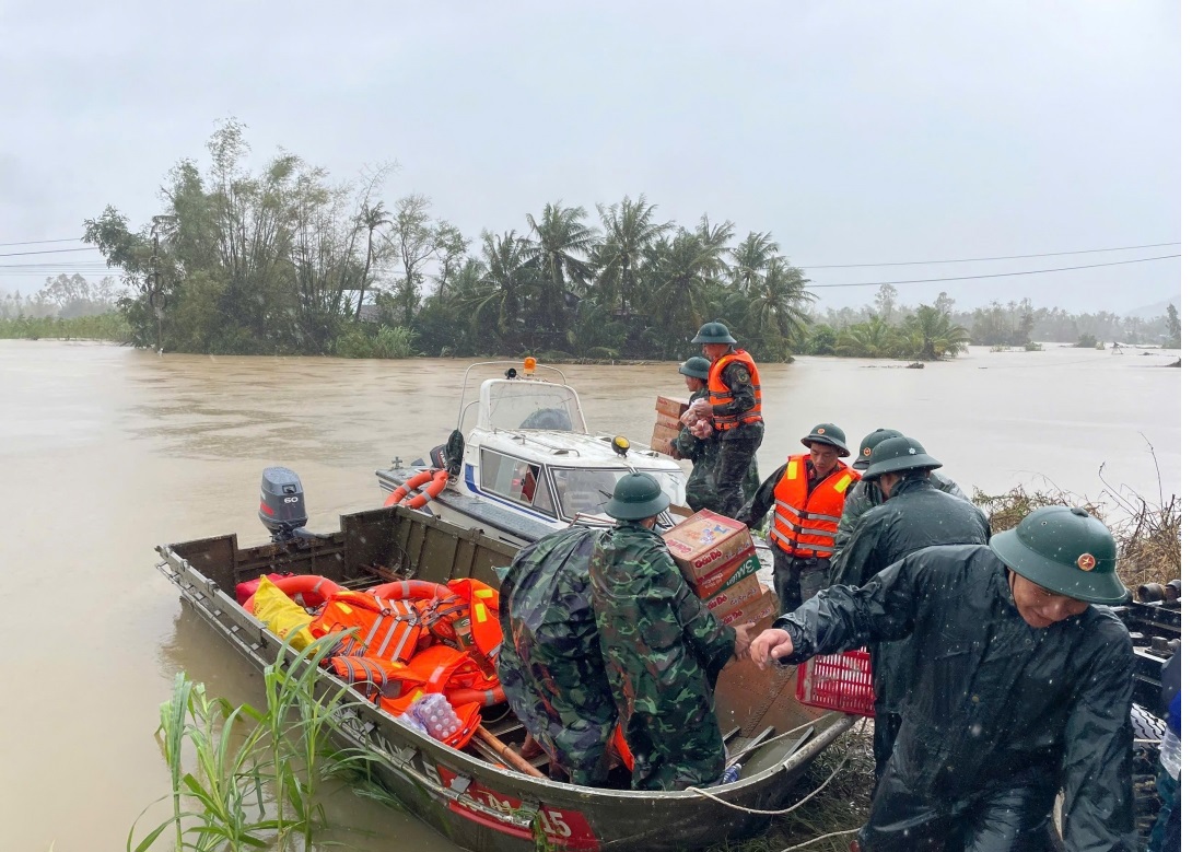 Công tác cứu hộ, cứu nạn được triển khai khẩn cấp ở các địa bàn ngập lụt.